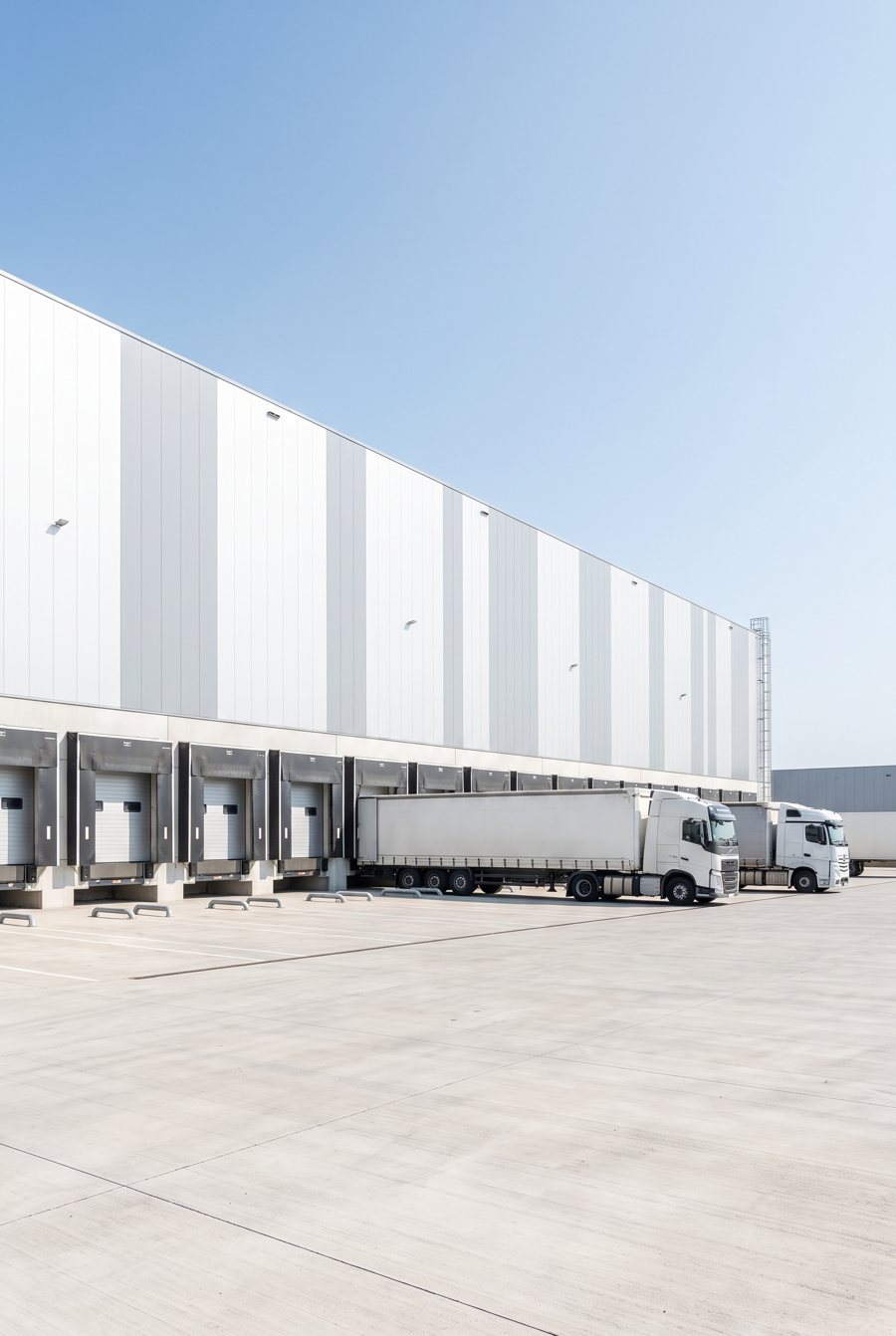 Magazzino logistico in acciaio con baie di carico